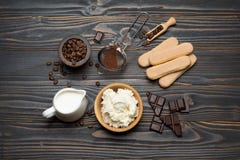 Ингредиенты для варить тирамису - печенья, mascarpone, сливк, сахар, какао, кофе и яйцо печенья Savoiardi стоковое изображение Ингредиенты для варить тирамису - печенья, mascarpone, сливк, сахар, какао, кофе и яйцо печенья Savoiardi стоковое изображение