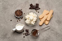 Ингредиенты для варить тирамису - печенья, mascarpone, сливк, сахар, какао, кофе и яйцо печенья Savoiardi стоковые фото Ингредиенты для варить тирамису - печенья, mascarpone, сливк, сахар, какао, кофе и яйцо печенья Savoiardi стоковые фото