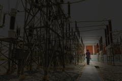 Инженерство идет для осмотра электрической системы в подстанции для ежегодного профилактического обслуживания путем использование стоковая фотография rf Инженерство идет для осмотра электрической системы в подстанции для ежегодного профилактического обслуживания путем использование стоковая фотография rf