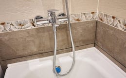 Интерьер bathroom украшен с красивыми плитками с пейзажем природы стоковые изображения Интерьер bathroom украшен с красивыми плитками с пейзажем природы стоковые изображения