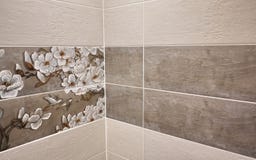 Интерьер bathroom украшен с красивыми плитками с пейзажем природы стоковое изображение Интерьер bathroom украшен с красивыми плитками с пейзажем природы стоковое изображение