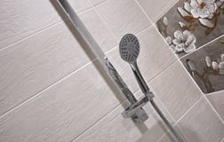 Интерьер bathroom украшен с красивыми плитками с пейзажем природы стоковые изображения rf Интерьер bathroom украшен с красивыми плитками с пейзажем природы стоковые изображения rf
