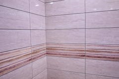 Интерьер bathroom украшен с красивыми плитками с пейзажем природы стоковое изображение Интерьер bathroom украшен с красивыми плитками с пейзажем природы стоковое изображение