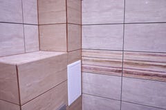 Интерьер bathroom украшен с красивыми плитками с пейзажем природы стоковое изображение rf Интерьер bathroom украшен с красивыми плитками с пейзажем природы стоковое изображение rf