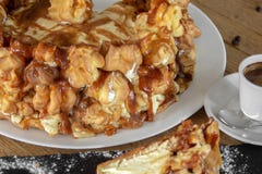 Испеките profiteroles с поливой, mascarpone и шоколадом карамельки closeup стоковая фотография rf Испеките profiteroles с поливой, mascarpone и шоколадом карамельки closeup стоковая фотография rf