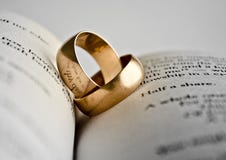 Кольца золота на страницах книги Отражение слов в кольцах стоковое фото rf Кольца золота на страницах книги Отражение слов в кольцах стоковое фото rf