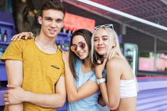 Компания симпатичных друзей смеясь и общаясь на баре в славном кафе лета cheers зрелищность стоковые изображения rf Компания симпатичных друзей смеясь и общаясь на баре в славном кафе лета cheers зрелищность стоковые изображения rf
