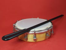Конец-вверх tamborim и drumstick, бразильского музыкального инструмента выстукивания стоковое изображение Конец-вверх tamborim и drumstick, бразильского музыкального инструмента выстукивания стоковое изображение