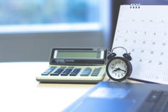 Концепция дела бухгалтерии Калькулятор с календарем и часами стоковые изображения rf Концепция дела бухгалтерии Калькулятор с календарем и часами стоковые изображения rf