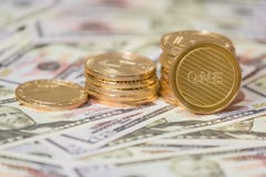 Концепция дела секретной валюты Золотая монетка bitcoin на долларах США закрывает вверх стоковые фото Концепция дела секретной валюты Золотая монетка bitcoin на долларах США закрывает вверх стоковые фото