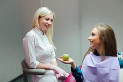 Концепция медицины - женский доктор давая яблоко пациенту стоковые фотографии rf Концепция медицины - женский доктор давая яблоко пациенту стоковые фотографии rf
