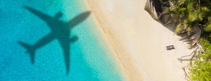 Концепция перемещения самолета к экзотическому назначению стоковые фото Концепция перемещения самолета к экзотическому назначению стоковые фото