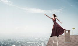 Концепция свободы и счастья с девушкой наслаждаясь этой жизнью Мультимедиа стоковая фотография Концепция свободы и счастья с девушкой наслаждаясь этой жизнью Мультимедиа стоковая фотография