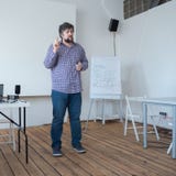 Концепция школы кинематографии Профессор читая лекцию на классе с деревянным полом Кавказское положение учителя в читать лекцию стоковое фото rf Концепция школы кинематографии Профессор читая лекцию на классе с деревянным полом Кавказское положение учителя в читать лекцию стоковое фото rf