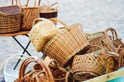 Корзины соломы продажи плетеные на улице стоковое фото Корзины соломы продажи плетеные на улице стоковое фото