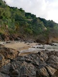 Каменистая лестница водя от песочного скалистого пляжа для того чтобы позеленеть luscious холмы Mindoro стоковое изображение Каменистая лестница водя от песочного скалистого пляжа для того чтобы позеленеть luscious холмы Mindoro стоковое изображение