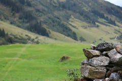 Каменная стена на переднем плане и красивый панорамный вид гор стоковые изображения rf Каменная стена на переднем плане и красивый панорамный вид гор стоковые изображения rf