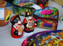Керамические figurines 2 казаков в национальных костюмах стоковое фото rf Керамические figurines 2 казаков в национальных костюмах стоковое фото rf