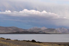 Китай Великие озера Тибета Озеро Teri Tashi Namtso в вечере лета стоковая фотография Китай Великие озера Тибета Озеро Teri Tashi Namtso в вечере лета стоковая фотография