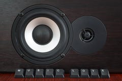 Кнопки клавиатуры обозначили любовь музыки перед деревянным диктором стоковые фото Кнопки клавиатуры обозначили любовь музыки перед деревянным диктором стоковые фото