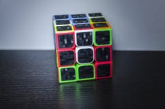 Куб Rubik на темной таблице стоковые изображения Куб Rubik на темной таблице стоковые изображения