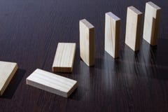 Кубы домино от клена на темной таблице стоковые фотографии rf Кубы домино от клена на темной таблице стоковые фотографии rf