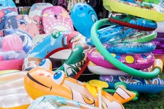 Красочные swimbelts для детей на озере Balaton стоковые изображения rf Красочные swimbelts для детей на озере Balaton стоковые изображения rf