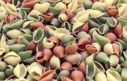 Красочные итальянские макаронные изделия на счетчике магазина Предпосылка сделанная из макаронных изделий стоковое фото Красочные итальянские макаронные изделия на счетчике магазина Предпосылка сделанная из макаронных изделий стоковое фото