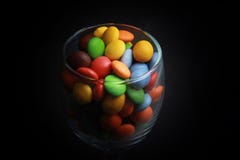 Красочные конфеты в стекле стоковые изображения rf Красочные конфеты в стекле стоковые изображения rf