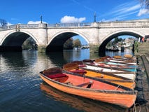 Красочные шлюпки и мост стоковая фотография Красочные шлюпки и мост стоковая фотография