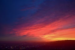 Красочный заход солнца над Лос-Анджелесом и Hollywood Hills стоковое фото rf Красочный заход солнца над Лос-Анджелесом и Hollywood Hills стоковое фото rf
