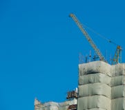 Кран и здания здания под конструкцией стоковые фотографии rf Кран и здания здания под конструкцией стоковые фотографии rf