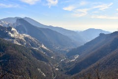Красивая долина между горами trekking в Карраре, Италии стоковое фото Красивая долина между горами trekking в Карраре, Италии стоковое фото