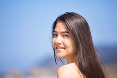 Красивая предназначенная для подростков девушка на пляже на солнечный день, усмехаясь стоковая фотография Красивая предназначенная для подростков девушка на пляже на солнечный день, усмехаясь стоковая фотография