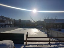 Красивый кран конструкции на строительной площадке на предпосылке солнца стоковые изображения Красивый кран конструкции на строительной площадке на предпосылке солнца стоковые изображения