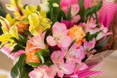 Красивый элегантный букет весны лета с розами и alstroemerias стоковые изображения Красивый элегантный букет весны лета с розами и alstroemerias стоковые изображения