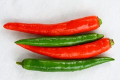 Красные и зеленые тайские перцы chili стоковые фотографии rf Красные и зеленые тайские перцы chili стоковые фотографии rf