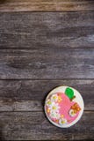 Круглый handpainted пряник на деревянной предпосылке Плоское положение Яблоко с цветками и бабочками скопируйте космос Сладкий де стоковое фото rf Круглый handpainted пряник на деревянной предпосылке Плоское положение Яблоко с цветками и бабочками скопируйте космос Сладкий де стоковое фото rf