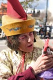 Крупный план Chico McRooster с обработчиком на параде Нового Года Лос-Анджелеса китайском стоковая фотография Крупный план Chico McRooster с обработчиком на параде Нового Года Лос-Анджелеса китайском стоковая фотография