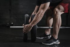 Крупный план спортсмена подготавливая для поднимаясь веса на спортзале crossfit Предохранение от магнезии штанги Практикуя функци стоковые изображения Крупный план спортсмена подготавливая для поднимаясь веса на спортзале crossfit Предохранение от магнезии штанги Практикуя функци стоковые изображения