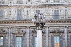Лев статуи St Mark мраморной, Вероны, Италии стоковое фото Лев статуи St Mark мраморной, Вероны, Италии стоковое фото
