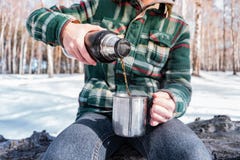 Лить горячий напиток из thermos на месте для лагеря стоковые изображения rf Лить горячий напиток из thermos на месте для лагеря стоковые изображения rf