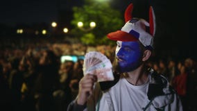 Люди выиграли деньги в держать пари спорт Футбол или футбол Самцы оленя slowmotion акции видеоматериалы Люди выиграли деньги в держать пари спорт Футбол или футбол Самцы оленя slowmotion акции видеоматериалы