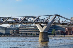 Люди пересекая мост тысячелетия над Темза стоковые фото Люди пересекая мост тысячелетия над Темза стоковые фото
