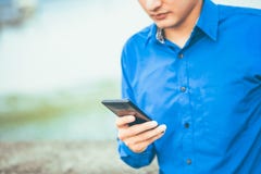 Мобильный телефон владением бизнесмена для сообщения, электронной почты и деятельности проверки стоковое изображение rf Мобильный телефон владением бизнесмена для сообщения, электронной почты и деятельности проверки стоковое изображение rf