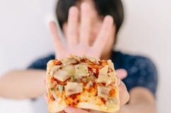 Молодой человек отвергая пиццу или нездоровую еду Концепция Dieting или здоровий еда принципиальной схемы нездоровая стоковые фото Молодой человек отвергая пиццу или нездоровую еду Концепция Dieting или здоровий еда принципиальной схемы нездоровая стоковые фото