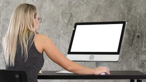 Молодая дружелюбная женщина оператора говоря и работая на компьютере Белый дисплей стоковое фото Молодая дружелюбная женщина оператора говоря и работая на компьютере Белый дисплей стоковое фото