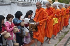 Монахи собирая милостыни от людей, Luang Prabang, Лаоса стоковые фото Монахи собирая милостыни от людей, Luang Prabang, Лаоса стоковые фото