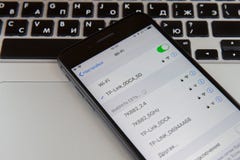 Москва, Россия - 29-ое января 2019 Iphone на клавиатуре macbook Wi-Fi на экране стоковая фотография rf Москва, Россия - 29-ое января 2019 Iphone на клавиатуре macbook Wi-Fi на экране стоковая фотография rf