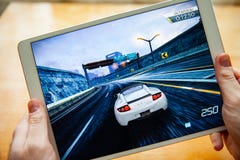 Москва/Россия - 25-ое февраля 2019: Белое ipad в руке На экране, потребность игры для скорости стоковое изображение rf Москва/Россия - 25-ое февраля 2019: Белое ipad в руке На экране, потребность игры для скорости стоковое изображение rf